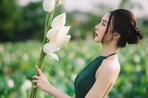 Chụp ảnh cùng hoa sen, nữ DJ đẹp thùy mị chuẩn Việt Nam