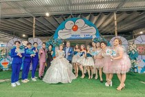 Cặp đôi "fan cuồng" Doraemon về chung nhà, đám cưới tràn ngập "mèo máy"