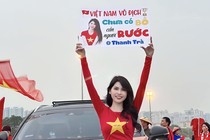 'Hot girl giơ biển tuyển chồng" ở Mỹ Đình giờ ra sao?