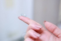 Đeo kính áp tròng khi đi biển, cô gái nhận cái kết đắng lòng 