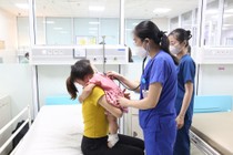 Trẻ 2 tuổi nhuốt đinh sắc nhọn vào bụng mà không ai biết