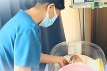  Mổ khẩn cứu bé gái sinh non ngừng thở bị teo ruột từ trong bụng mẹ