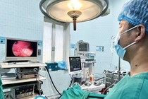 Chủ quan con kêu đau bụng khiến trẻ viêm phúc mạc ruột thừa nguy kịch