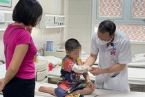Bé 3 tuổi vỡ thận do bị chó lớn tấn công
