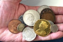 Mở hộp đồ chơi bố tặng, bé 4 tuổi sở hữu kho báu 8 tỷ 