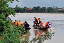 Nỗ lực tìm kiếm người đàn ông bị rơi xuống sông Long Đại