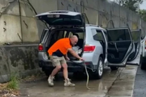 Thấy thứ động đậy trườn dưới chân khi lái xe, thất kinh phát hiện sự thật