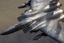 Sức mạnh chiến đấu cơ F-15E Strike Eagle trang bị tên lửa, bom, súng bắn 6.000 phát/phút