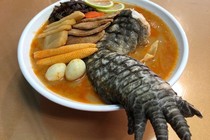 Kỳ lạ món ramen có nguyên chân cá sấu