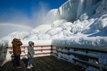 Cận cảnh thác nước Niagara hùng vĩ đóng băng