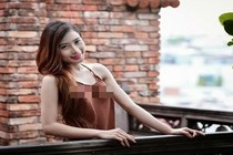 Sao Việt mặt áo yếm khoe vòng 1 căng tròn, gợi cảm gây bỏng mắt