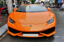 Siêu xe Lamborghini Huracan đẹp rực rỡ dưới mưa Sài Gòn