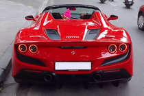 Hot girl tóc đỏ cầm lái Ferrari F8 Spider bạc tỷ ở Hà Nội