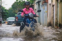 Tuyến đường khu nhà giàu Thảo Điền bị triều cường “bao vây”, giao thông tê liệt