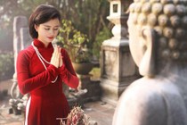 Chọn áo dài đi lễ chùa đầu năm vừa kín đáo vừa thanh lịch 