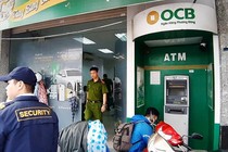 Bịt mặt xông vào trụ ATM của ngân hàng Phương Đông cạy phá lấy tiền