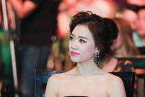 Mặc dù bị khán giả ném đá, Hari Won vẫn đắt show làm MC