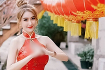 Gái xinh mặc sườn xám đi lễ chùa phản cảm, tưởng đẹp ai dè...