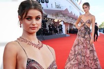 Thiên thần nội y Taylor Hill khoe thân táo bạo 