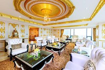 Hé lộ danh tính ông chủ Grand Plaza Hotel có nhân viên đuổi dân trú mưa