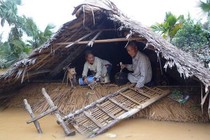 Những hình ảnh tang thương miền Trung: Trâu bò vào nhà, xe máy treo lên cao tránh lũ