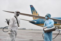 Cảnh phun thuốc khử trùng máy bay Vietnam Airlines chống virus corona 