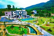 Gia đình Quân A.P sở hữu biệt thự 3.500m2 view trọn núi rừng 