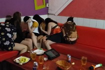 Nữ nhân viên quán karaoke khoả thân phục vụ khách.