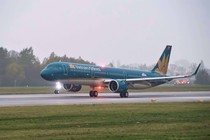 Máy bay Vietnam Airlines bị chảy dầu lênh láng tại sân bay Tân Sơn Nhất