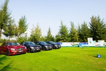 Golfer nhận thưởng 4 chiếc Mercedes vì đánh 1 gậy vào lỗ