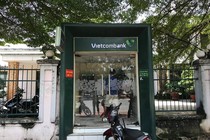 Cô gái 18 tuổi rút tiền ở trụ ATM Vietcombank bị cướp kề dao vào bụng