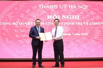 Thường trực Ban Bí thư Võ Văn Thưởng trao Quyết định của Bộ Chính trị cho ông Trần Sỹ Thanh. Ảnh: Ảnh: VGP/Gia Huy