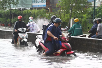 Sài Gòn mưa cực lớn, nước cuồn cuộn trên đường cuốn trôi xe máy 