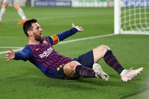 Nhìn lại siêu phẩm đá phá của Messi trên khán đài 