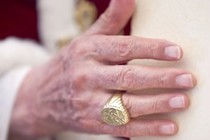 Lý do nhẫn quyền lực bị phá hủy sau khi Giáo hoàng Francis mất