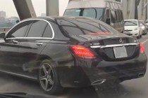 Cái kết đắng cho tài xế quay đầu Mercedes trên cầu Chương Dương