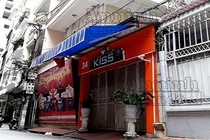 Bắt chủ quán karaoke cưỡng đoạt tiền của khách nước ngoài