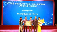 Trao tặng Huân chương Lao động hạng Ba của Chủ tịch nước cho Phòng Quản trị - Tài vụ (Văn phòng UBND Thành phố) 