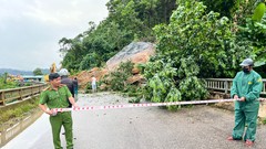 Quảng Nam: Tảng đá mồ côi khổng lồ đổ xuống làm lệch mặt cầu ĐakMi 1