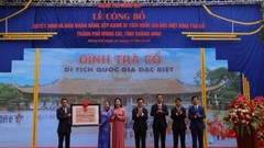 Thừa ủy quyền, Thứ trưởng Bộ Văn hóa, Thể thao và Du lịch Hoàng Đạo Cương, trao Quyết định và Bằng xếp hạng Di tích quốc gia đặc biệt đình Trà Cổ cho lãnh đạo tỉnh Quảng Ninh và TP Móng Cái.