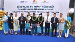 Chào mừng 3 vị khách đầu tiên đến Đà Nẵng năm 2024.