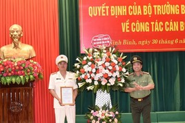 Thừa ủy quyền của Bộ trưởng Bộ Công an, Đại tá Phạm Văn Sơn, Giám đốc Công an tỉnh Ninh Bình đã trao quyết định bổ nhiệm chức vụ Phó Giám đốc Công an tỉnh và tặng hoa chúc mừng Thượng tá Tống Như Sơn. Ảnh: Công an Ninh Bình.