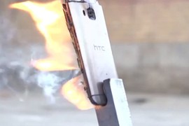 Màn tra tấn dã man HTC One M9 với ngọn lửa 