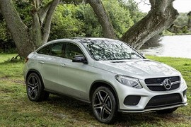 Mercedes GLE Coupe “lạc” vào “Jurassic World: Thế giới khủng long”