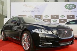 Chiêm ngưỡng hình ảnh siêu xe JaguarXJL V8 mới về Hà Nội