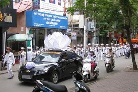 Chi hàng trăm triệu làm “đám ma to“