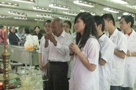 Sinh viên y khoa tri ân những xác chết
