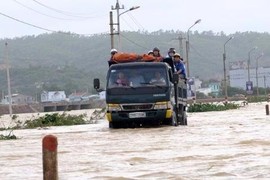 Hàng nghìn hộ dân Bình Định bị cô lập, ngập sâu trong lũ lớn