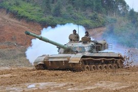 Mục kích xe tăng Type 96 của Trung Quốc lội bùn