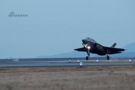 Ảnh phi công Nhật Bản "ngao du" trên siêu cơ F-35